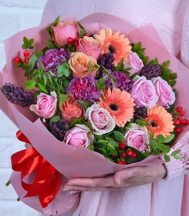 Букет из Гермини, Розы и Диантуса «Загадка взгляда»