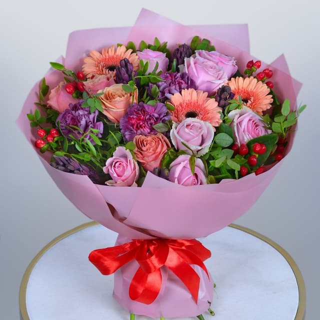 Букет из Гермини, Розы и Диантуса «Загадка взгляда»