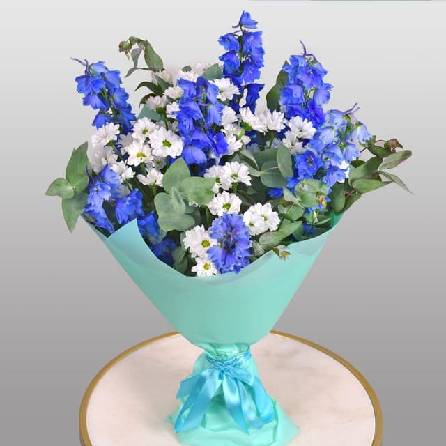 Букет из Дельфиниума и Кустовой Хризантемы «Простота совершенства»