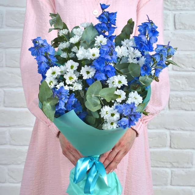 Букет из Дельфиниума и Кустовой Хризантемы «Простота совершенства»