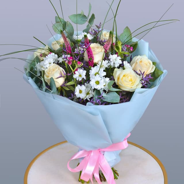 Букет из Кустовой Хризантемы, Роз и Вероники «Весточка утра»