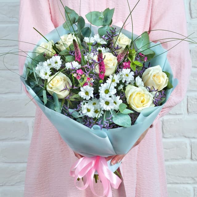 Букет из Кустовой Хризантемы, Роз и Вероники «Весточка утра»