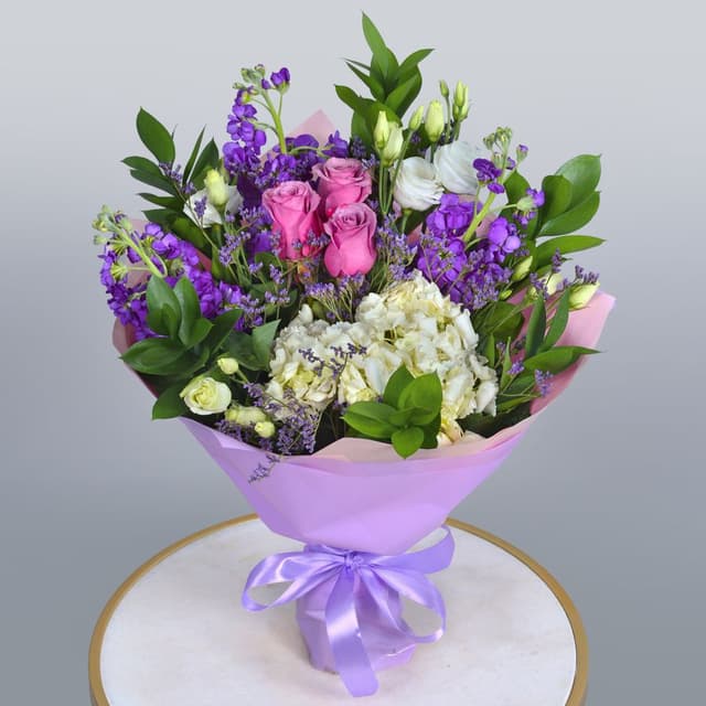 Букет из Маттиолы, Гортензии, Роз и Лизиантуса «Знакомство»