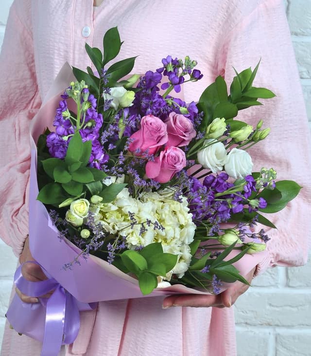 Букет из Маттиолы, Гортензии, Роз и Лизиантуса «Знакомство»