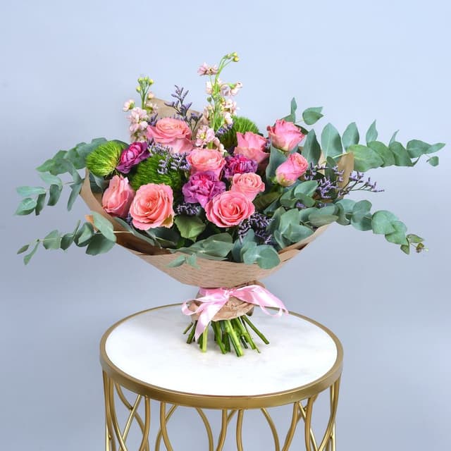 Букет из Роз и Зеленой Гвоздики "Альпина"