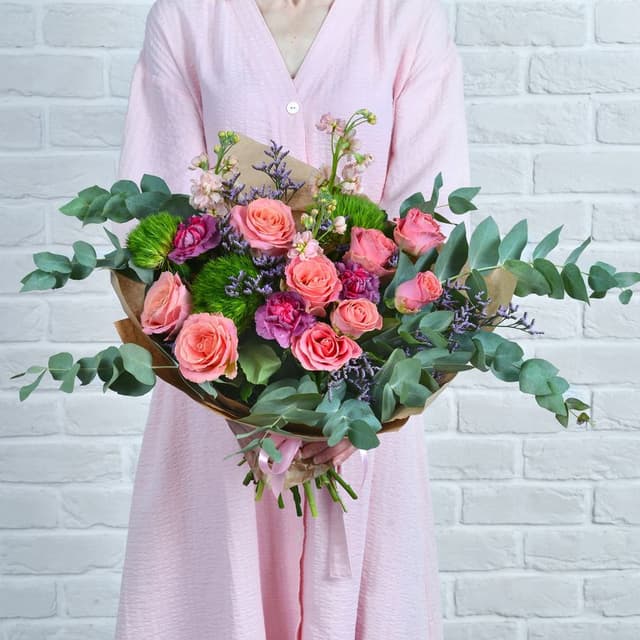 Букет из Роз и Зеленой Гвоздики "Альпина"