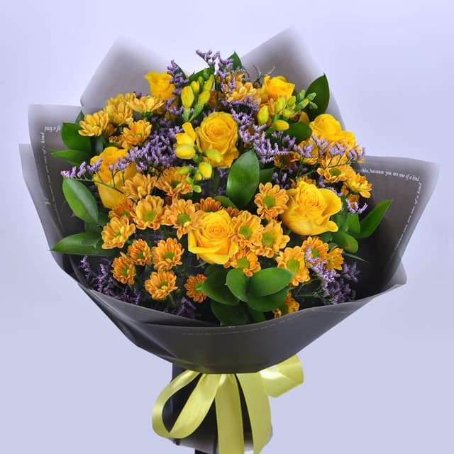 Букет из Роз, Фрезий и Хризантемы Сантини «Горчичное настроение»