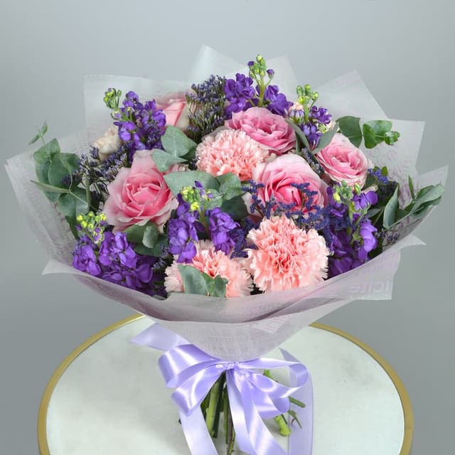 Букет из Роз, Гвоздик и Маттиолы «Роуди»