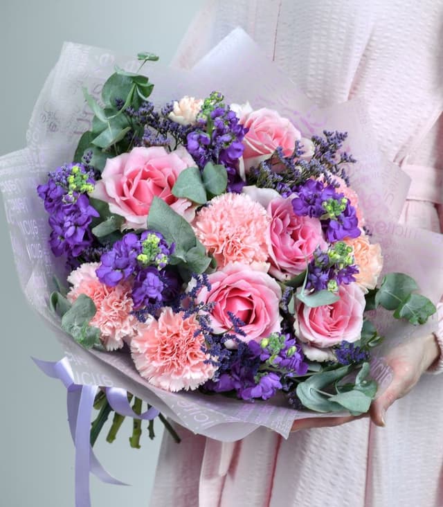 Букет из Роз, Гвоздик и Маттиолы «Роуди»