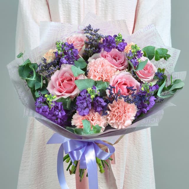 Букет из Роз, Гвоздик и Маттиолы «Роуди»