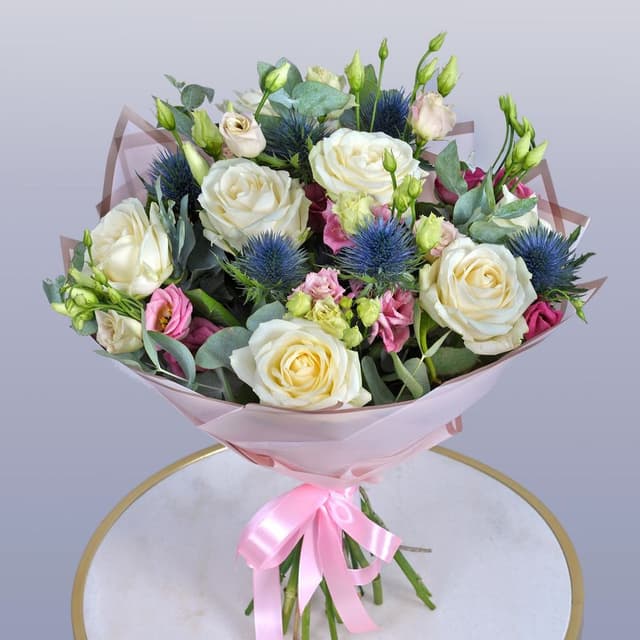 Букет из Эрингиума, Эустомы и Роз «Нежные следы от шипов»
