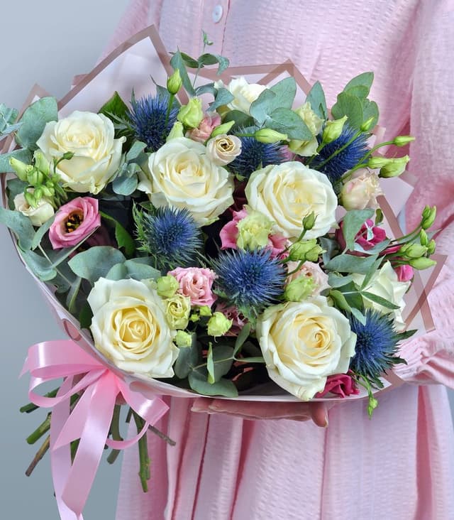 Букет из Эрингиума, Эустомы и Роз «Нежные следы от шипов»