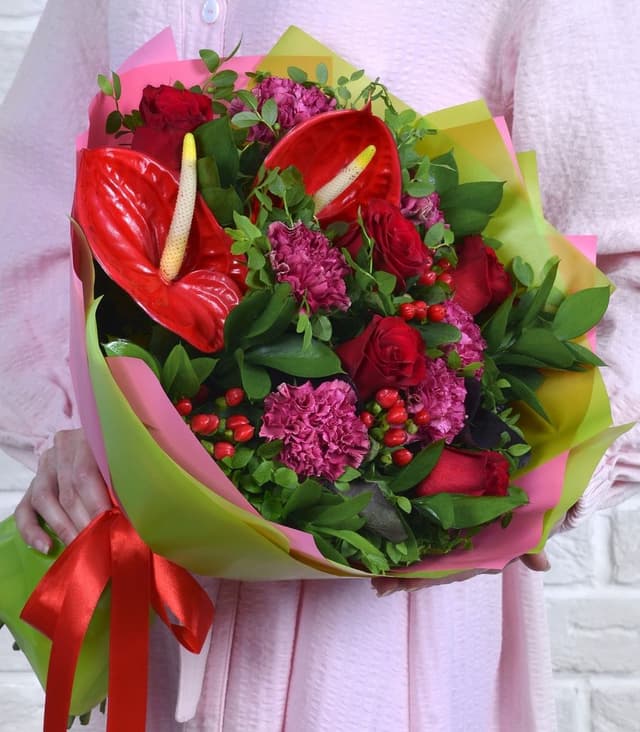 Букет с Красным Антуриумом, Гиперикумом «Доблесть»