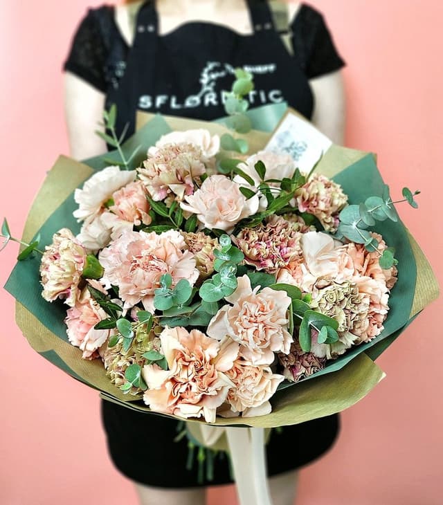 Букет из Гвоздики и Эвкалипта «Роскошь Диантуса»