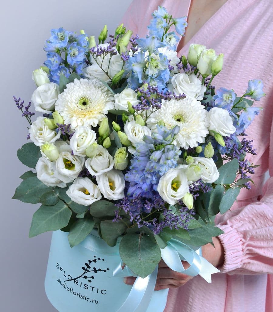 Композиция из Эустомы, Дельфиниума в шляпной коробке «Нежность неба»