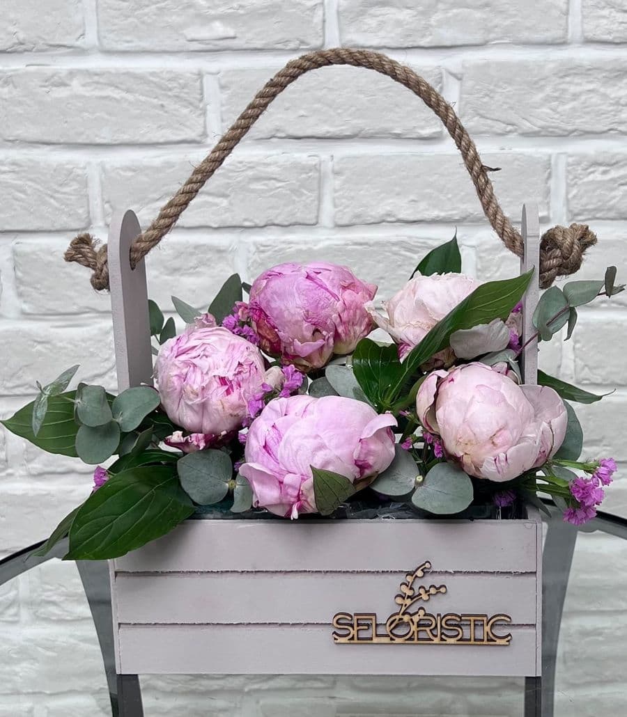 Композиция из Пионов в ящике «Маленькая тайна»