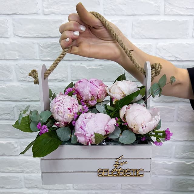 Композиция из Пионов в ящике «Маленькая тайна»