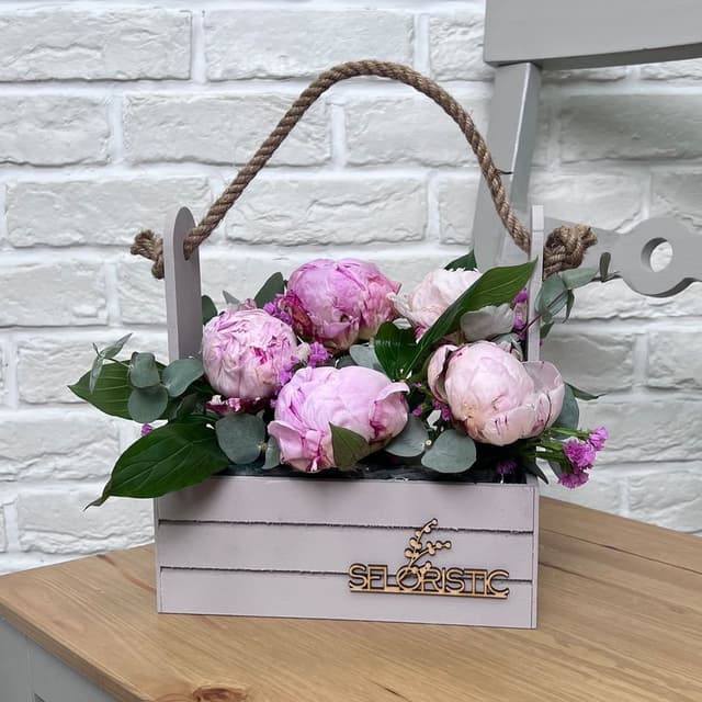 Композиция из Пионов в ящике «Маленькая тайна»