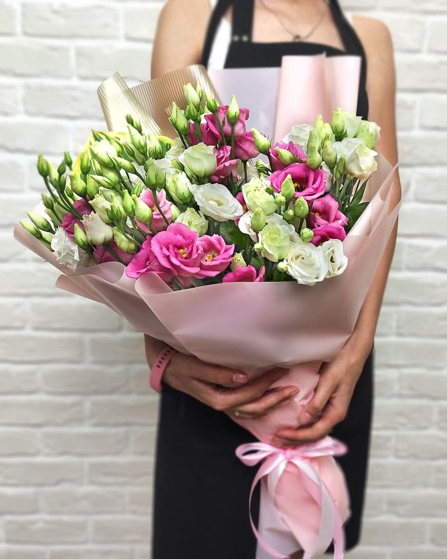 Букет микс из Эустомы и Хосты «Альтер»