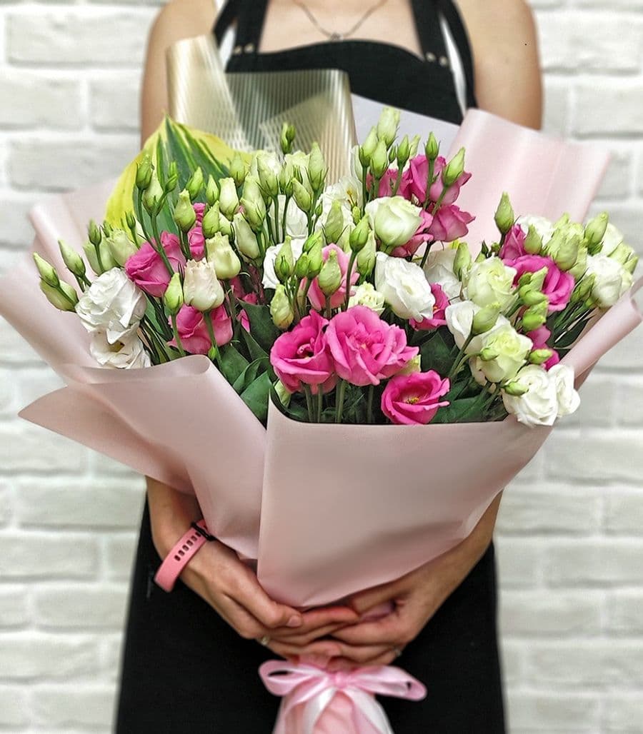 Букет микс из Эустомы и Хосты «Альтер»