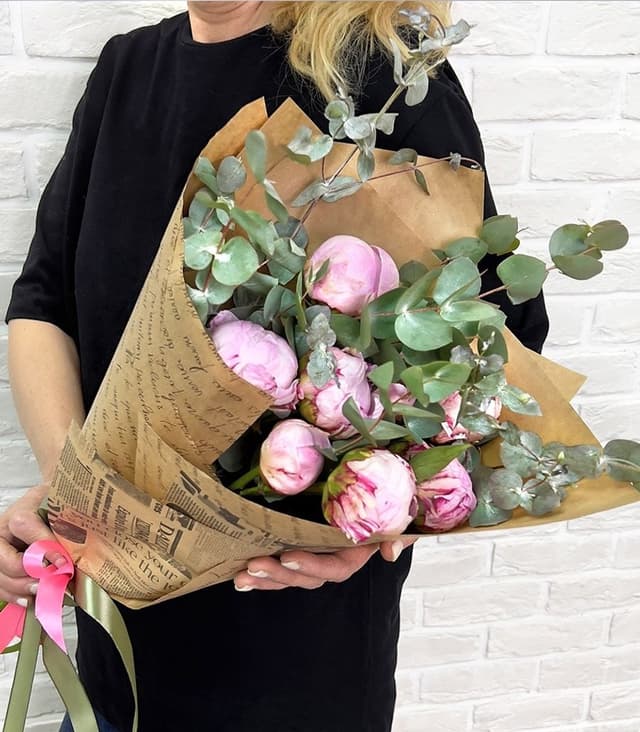 Букет из Пионов с эвкалиптом «Отголоски» (Делюкс)