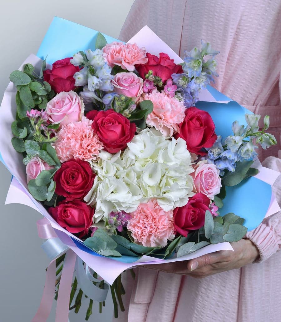 Букет из Гортензии, Малиновых роз и Дельфиниума «Неповторимой»