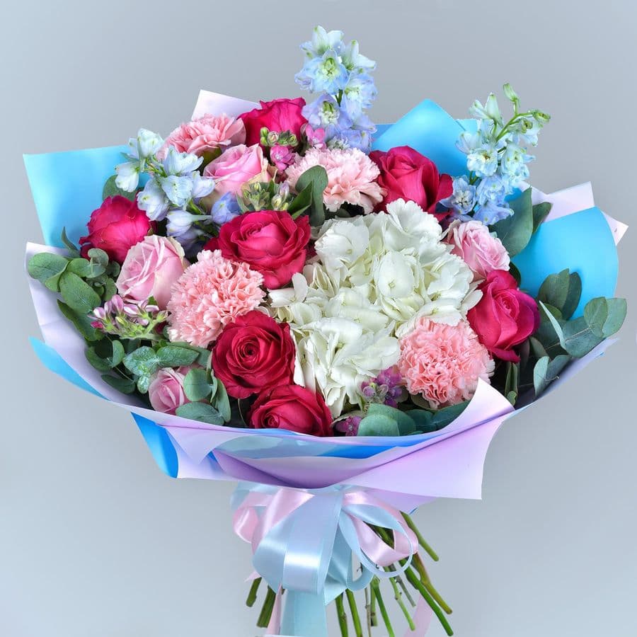 Букет из Гортензии, Малиновых роз и Дельфиниума «Неповторимой»