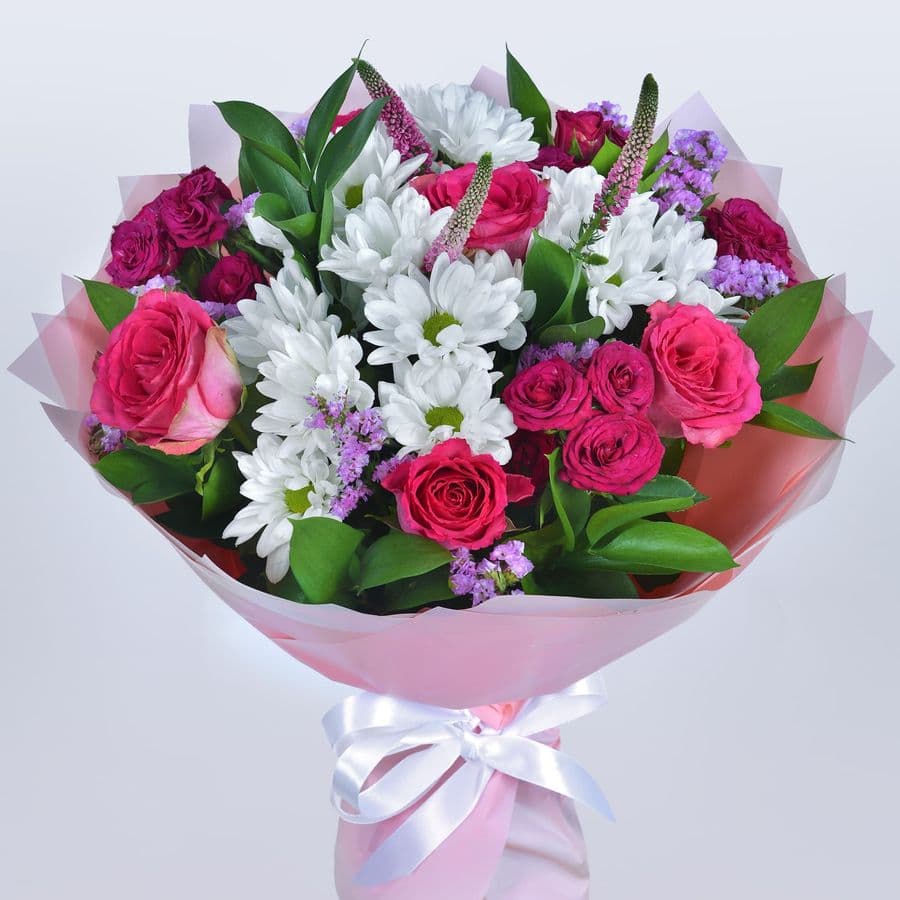 Букет из Хризантемы Сантини, Малиновых Роз и Вероники «Необыкновенной»