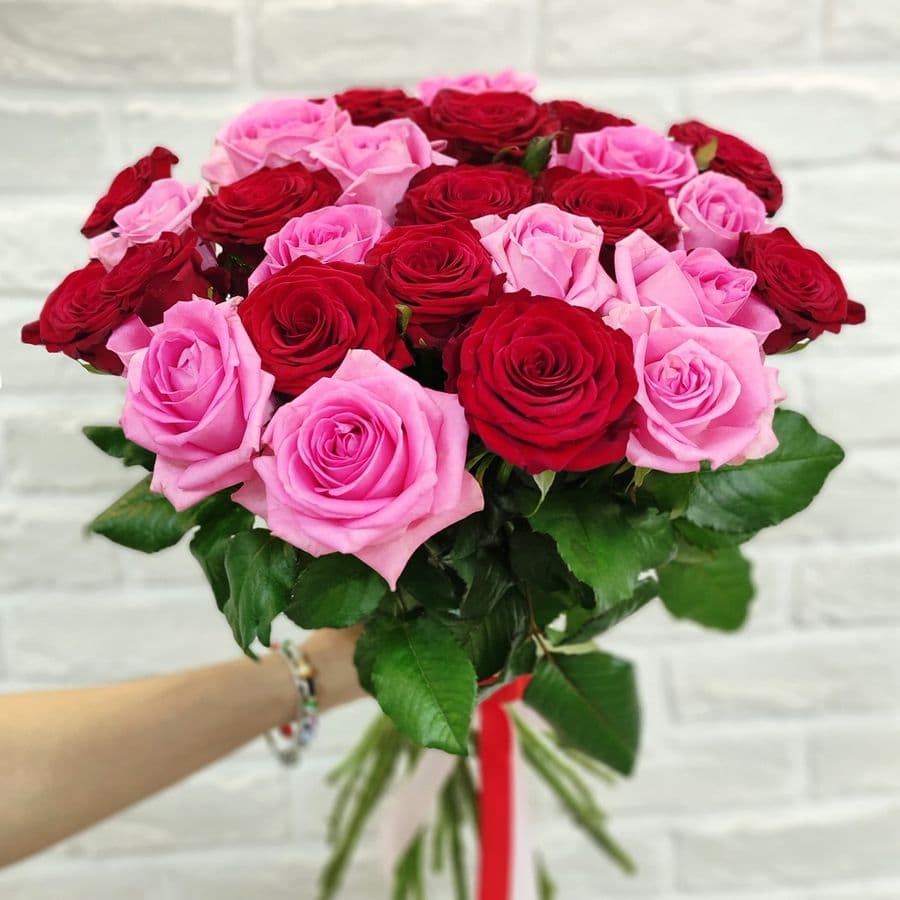 Букет из Роз «Микс красно-розовый» под ленту 60 см