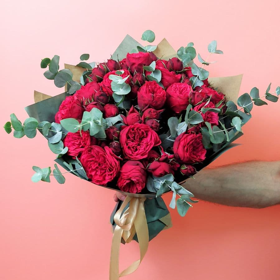 Букет из Роз Ред Пиано с Эвкалиптом «Пиано»