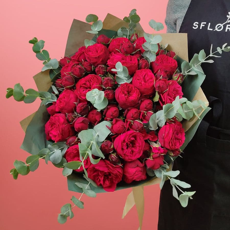 Букет из Роз Ред Пиано с Эвкалиптом «Пиано»