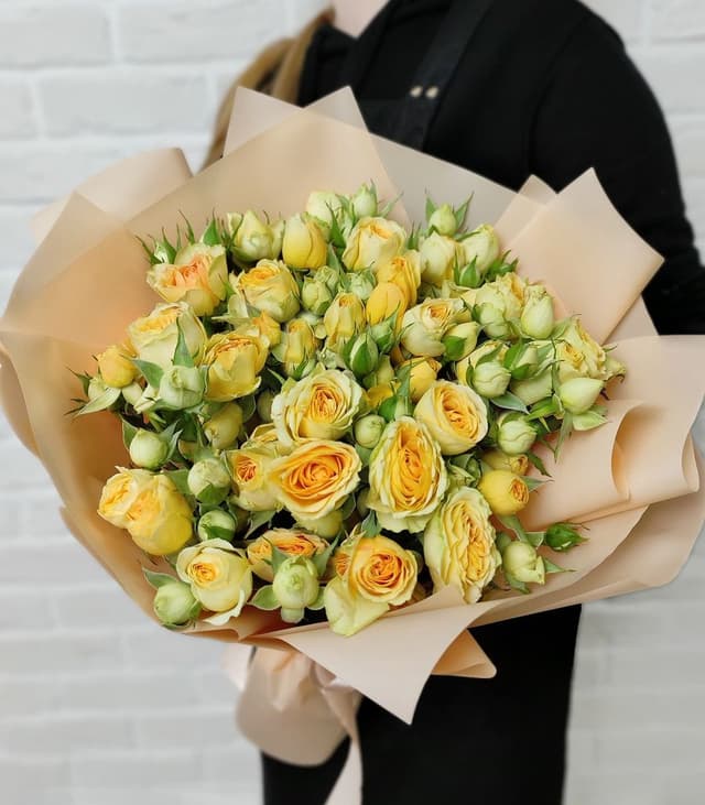 Букет из кустовых светло-желтых роз Бандолеро «Нежной»