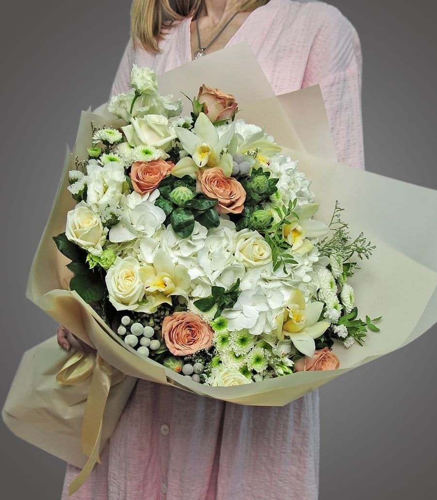 Букет из Гортензий, Роз и Орхидей «Самой лучшей»