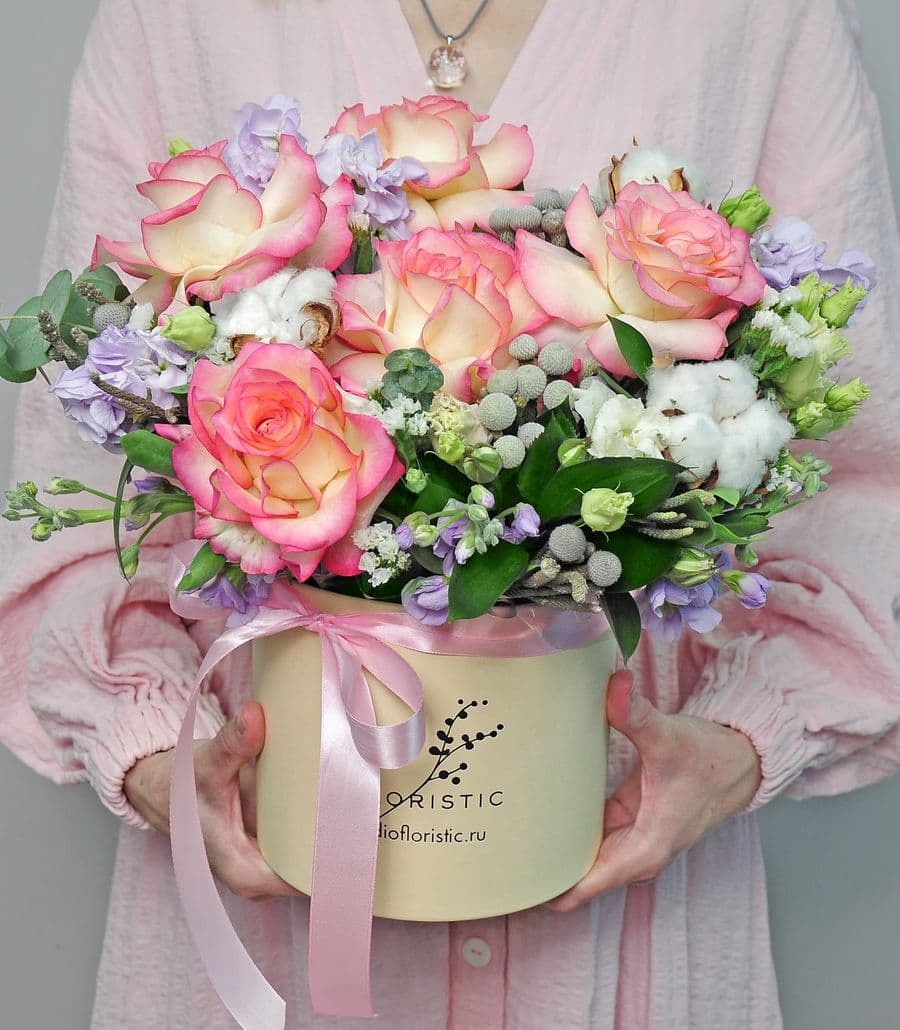 Композиция из Маттиолы и Лизиантуса в шляпной коробке «Самой нежной»