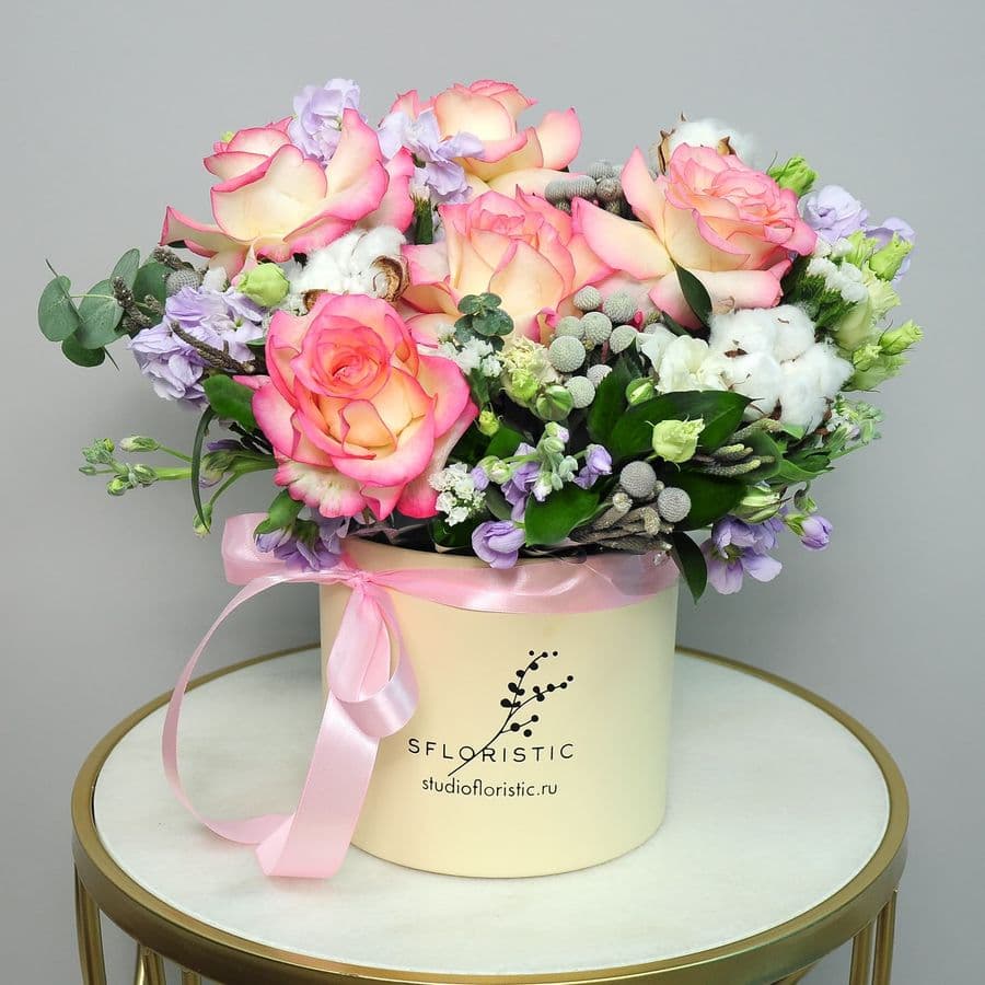 Композиция из Маттиолы и Лизиантуса в шляпной коробке «Самой нежной»