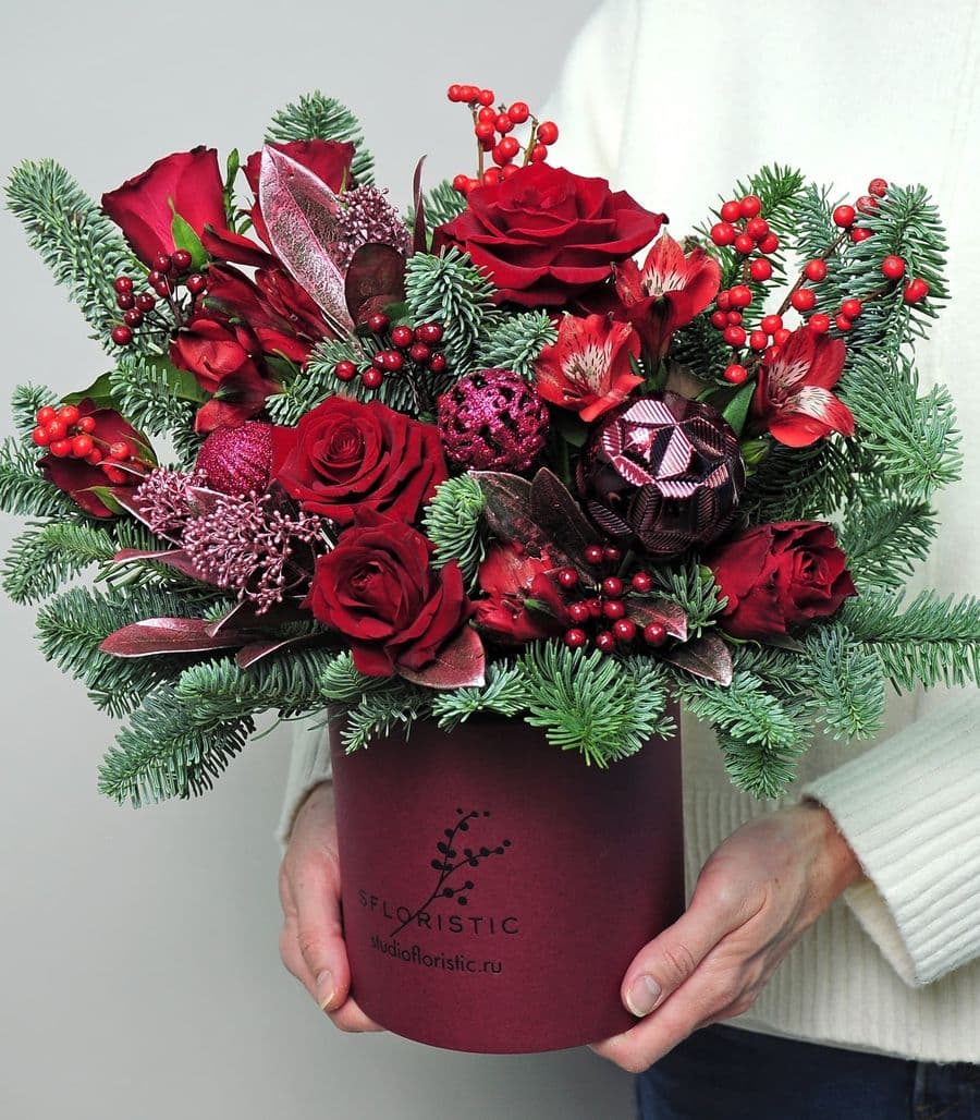 Новогодняя композиция из Нобилиса и Роз «Красное настроение»