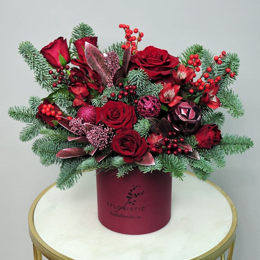 Новогодняя композиция из Нобилиса и Роз «Красное настроение»