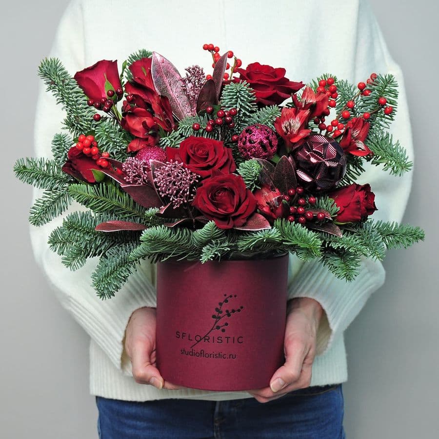 Новогодняя композиция из Нобилиса и Роз «Красное настроение»
