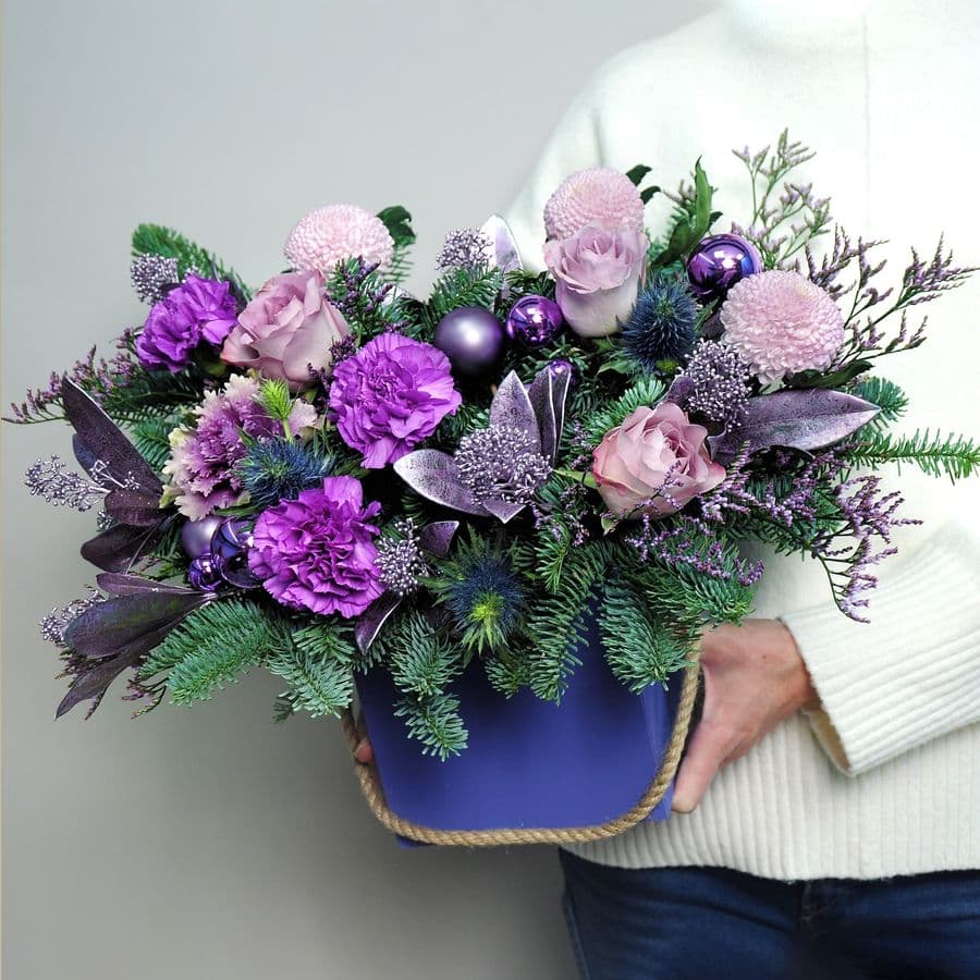 Новогодняя композиция из Нобилиса, Роз и Хризантем «Пушистая зима»