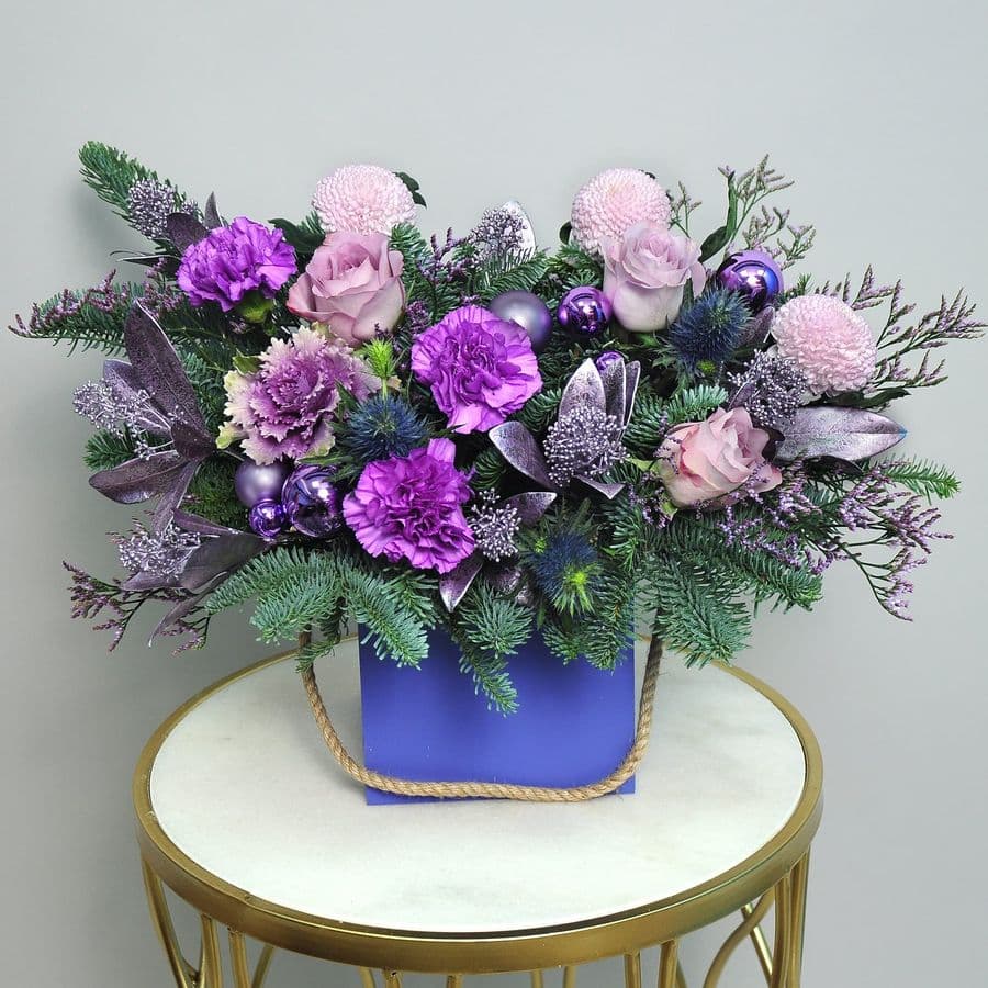 Новогодняя композиция из Нобилиса, Роз и Хризантем «Пушистая зима»