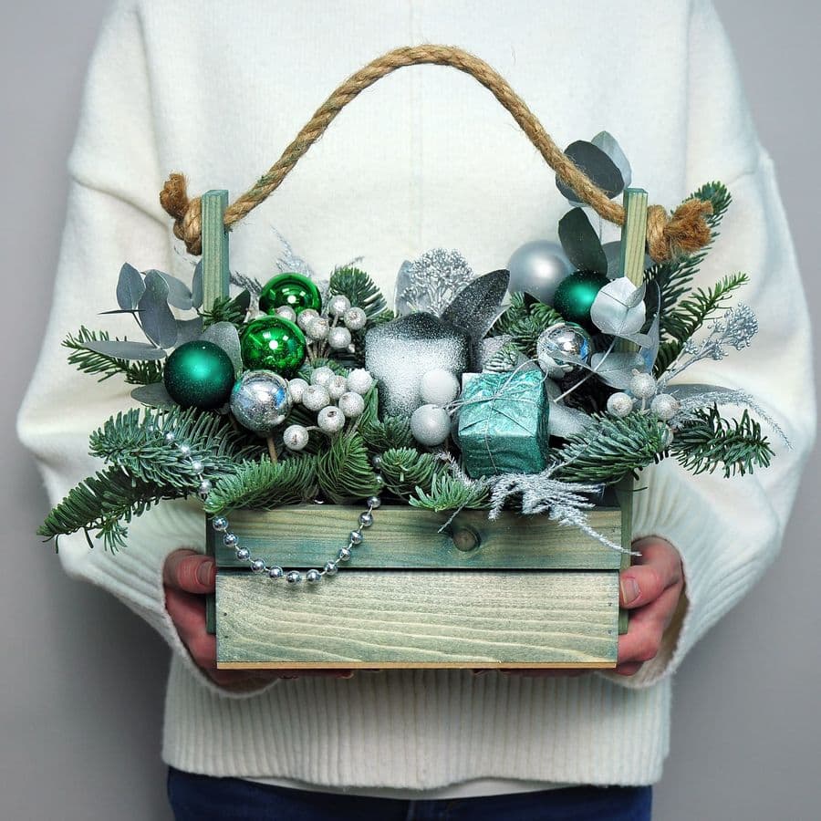 Новогодняя композиция из Нобилиса, Эвкалипта и Скиммии в ящике «Серебряная зима»