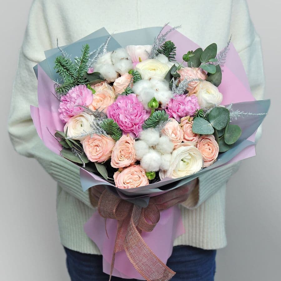 Букет Новогодний из Ранункулюса, Кустовой Розы, Гвоздики «Розовый мох»