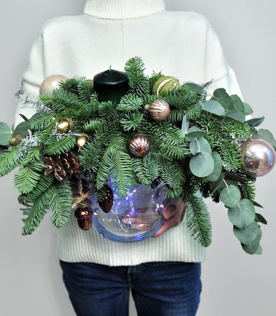 Интерьерная новогодняя композиция из Эвкалипта и Нобилиса «Вечер в лесу»