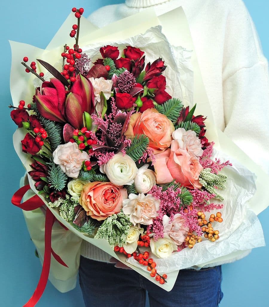 Букет из Амарилиса, Ранункулюса и Розы «Теплая зима»