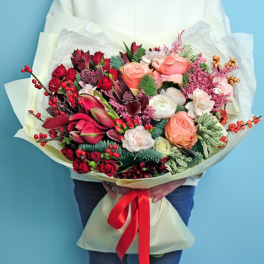 Букет из Амарилиса, Ранункулюса и Розы «Теплая зима»
