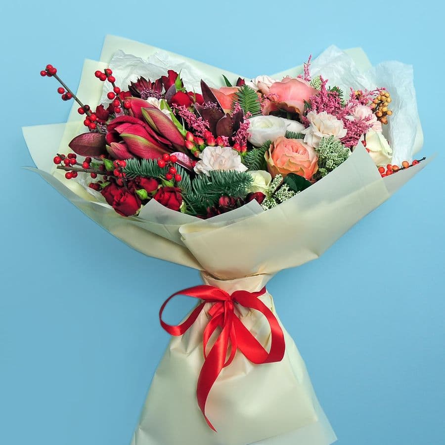 Букет из Амарилиса, Ранункулюса и Розы «Теплая зима»