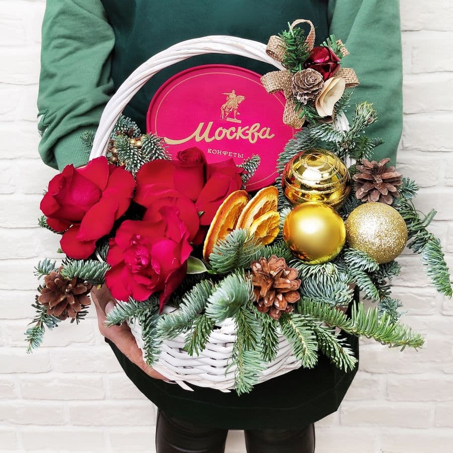 Новогодняя композиция в корзине "Зимняя Москва"