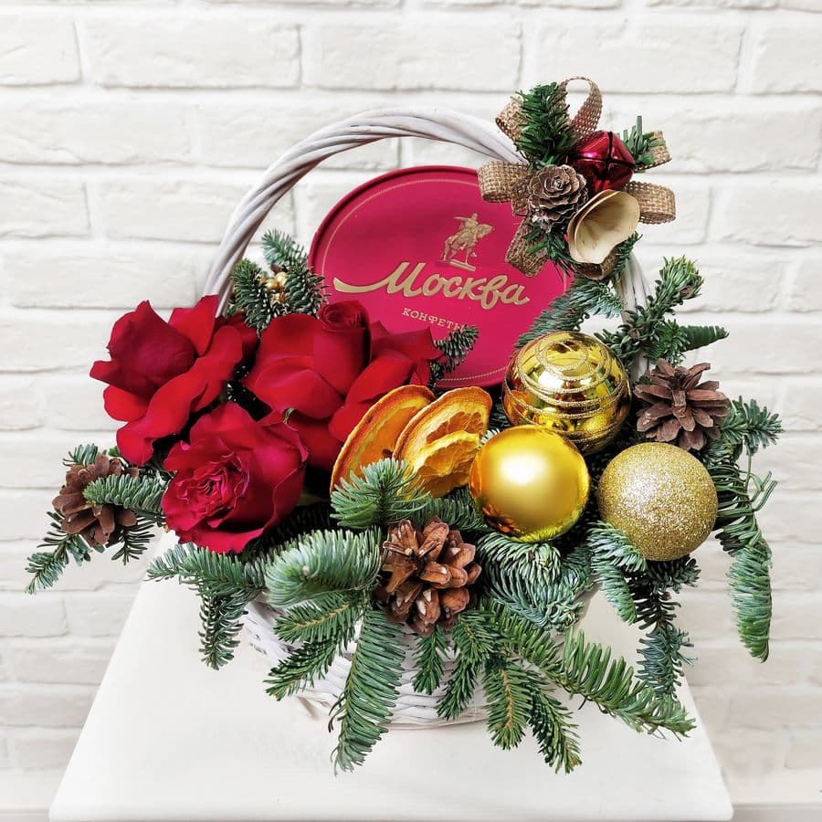 Новогодняя композиция в корзине "Зимняя Москва"