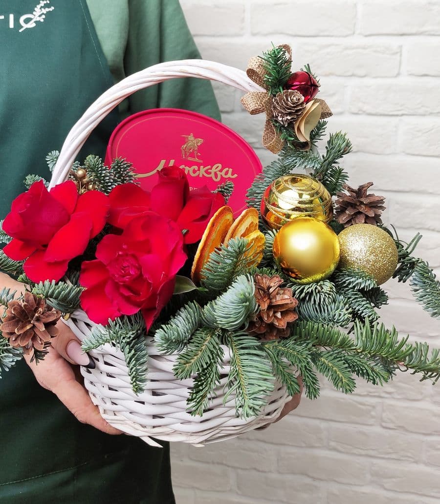 Новогодняя композиция в корзине "Зимняя Москва"