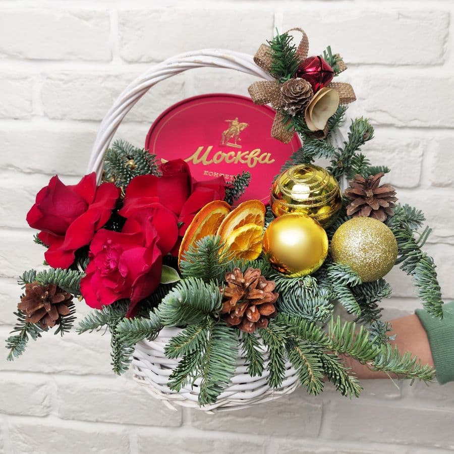 Новогодняя композиция в корзине "Зимняя Москва"